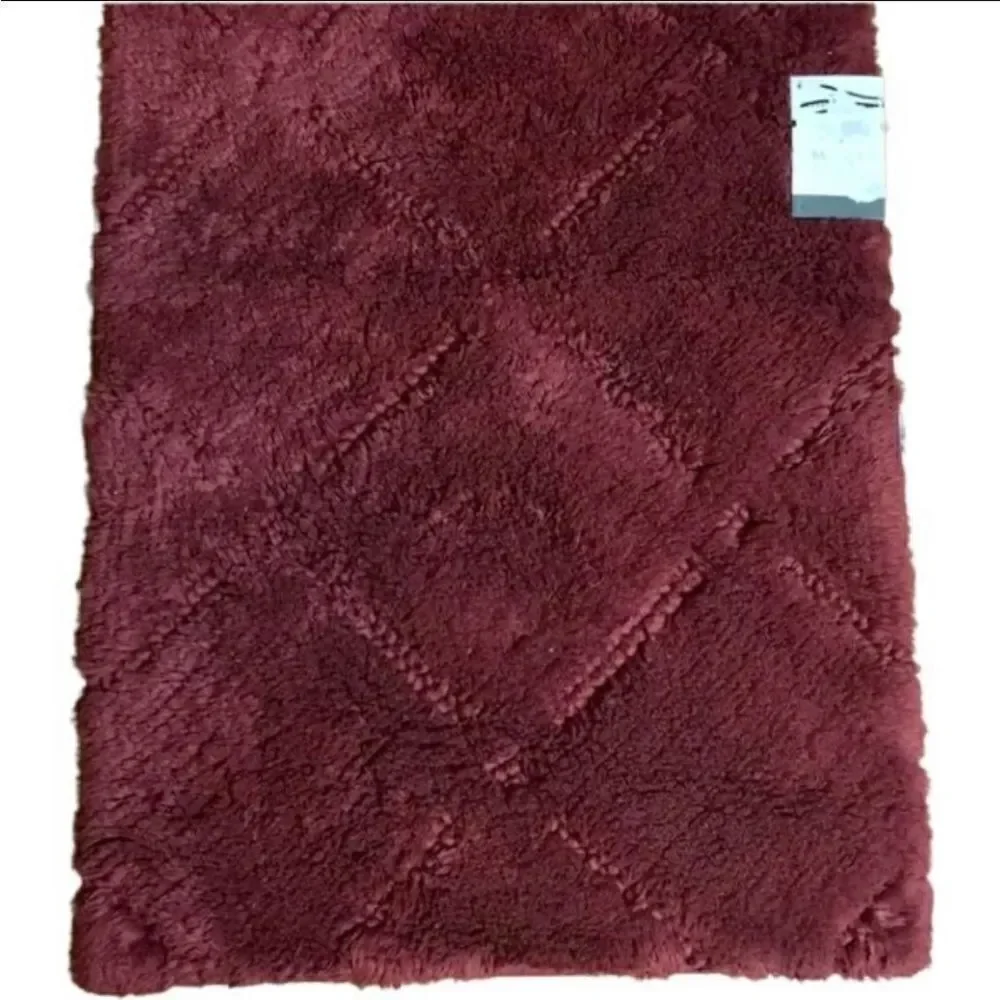 Threshold Burgundy Bath Mat. 20”x35”